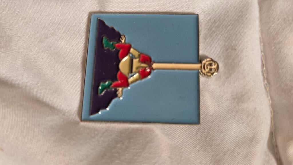 Efteling Langnek Pin - Sprookjesbos, Verzamelen, Efteling, Ophalen of Verzenden, Gebruikt, Button of Speldje
