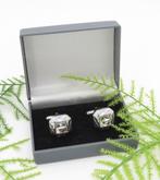 Te koop zilverkleurige manchetknopen met strass steen., Ophalen of Verzenden, Nieuw, Zilver