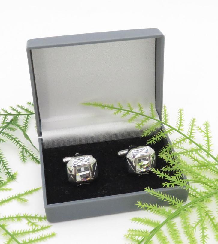 Te koop zilverkleurige manchetknopen met strass steen., Sieraden, Tassen en Uiterlijk, Manchetknopen, Nieuw, Zilver, Ophalen of Verzenden