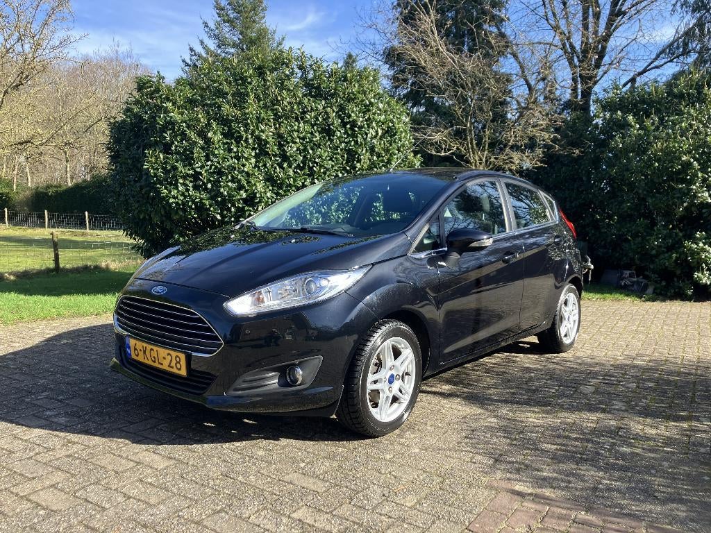 Ford Fiësta 1.0 74KW/100PK 5D 2013 Zwart, Auto's, Voorwielaandrijving, Stof, 40 €/maand, 100 pk