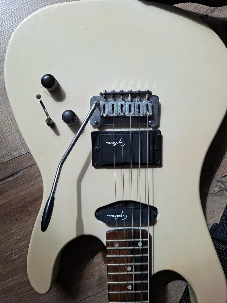 Witte elektrische gitaar met Cyclone pickups, Muziek en Instrumenten, Ophalen of Verzenden