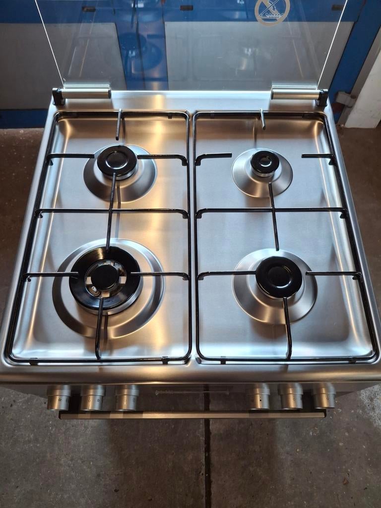 Zogoed als nieuwe Vrijstaand fornuis met 4 gaspitten en oven, Witgoed en Apparatuur, Fornuizen, Bosch, Bosch@yahoo.com, Zo goed als nieuw