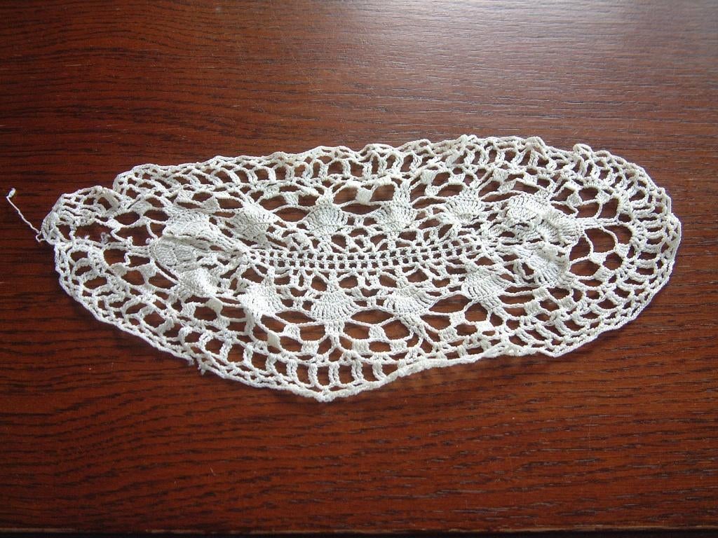 Oud ovaal gehaakt kleedje ca 26 bij 12 cm nr. 8, Ophalen of Verzenden