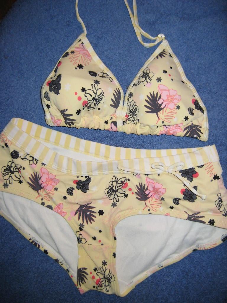 Gele bikini, L, 188 Beach Wear Collection (390), Kleding | Dames, Badmode en Zwemkleding, Ophalen of Verzenden, Zo goed als nieuw