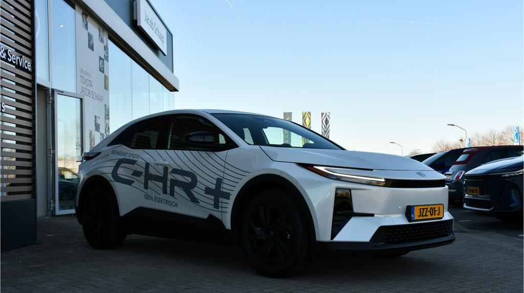 Toyota C-HR+ First Edition 77 kWh Automaat 224pk | Achterkle, Auto's, Toyota, 12 maanden, Leder en Stof, Wit, Origineel Nederlands