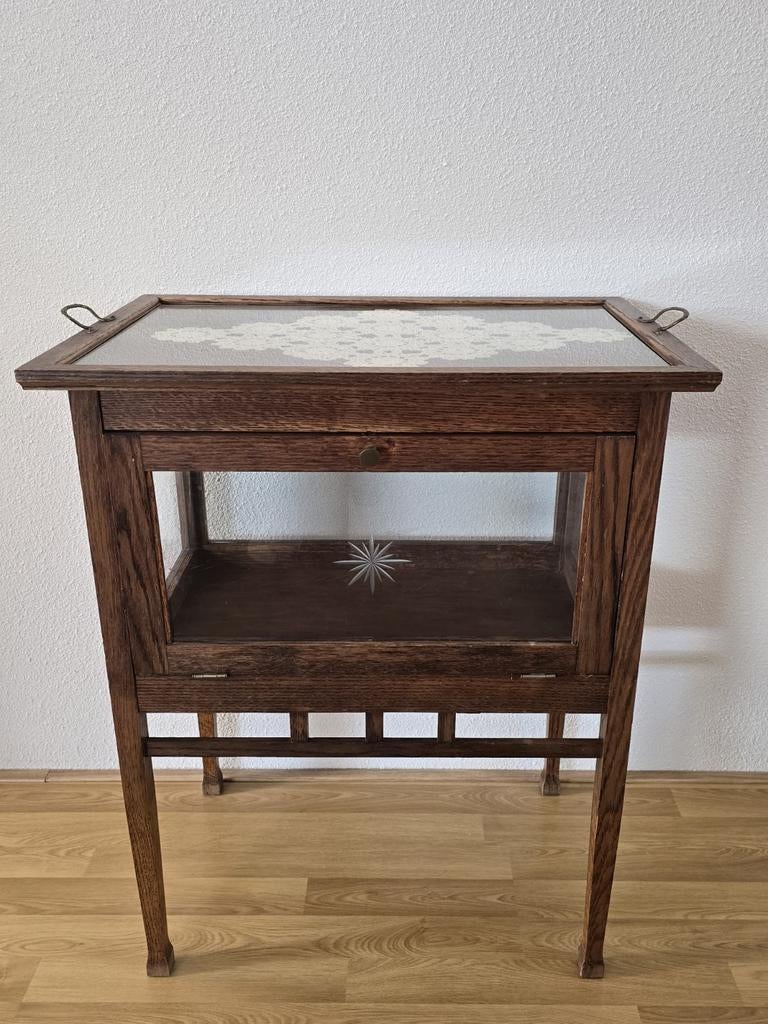 Antieke eiken theekastje met ster in glas.  Met dienblad., Ophalen