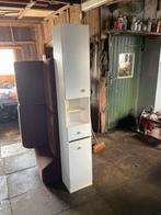 Witte smalle badkamerkast met planken geintegreerde wasmand, Huis en Inrichting, Badkamer | Badkamermeubels, Ophalen, (Half)hoge kast