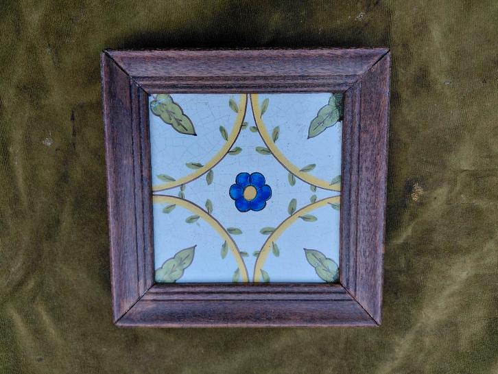 Antieke bloemen tegel, polychroom in eiken lijst., Antiek en Kunst, Antiek | Wandborden en Tegels, Verzenden