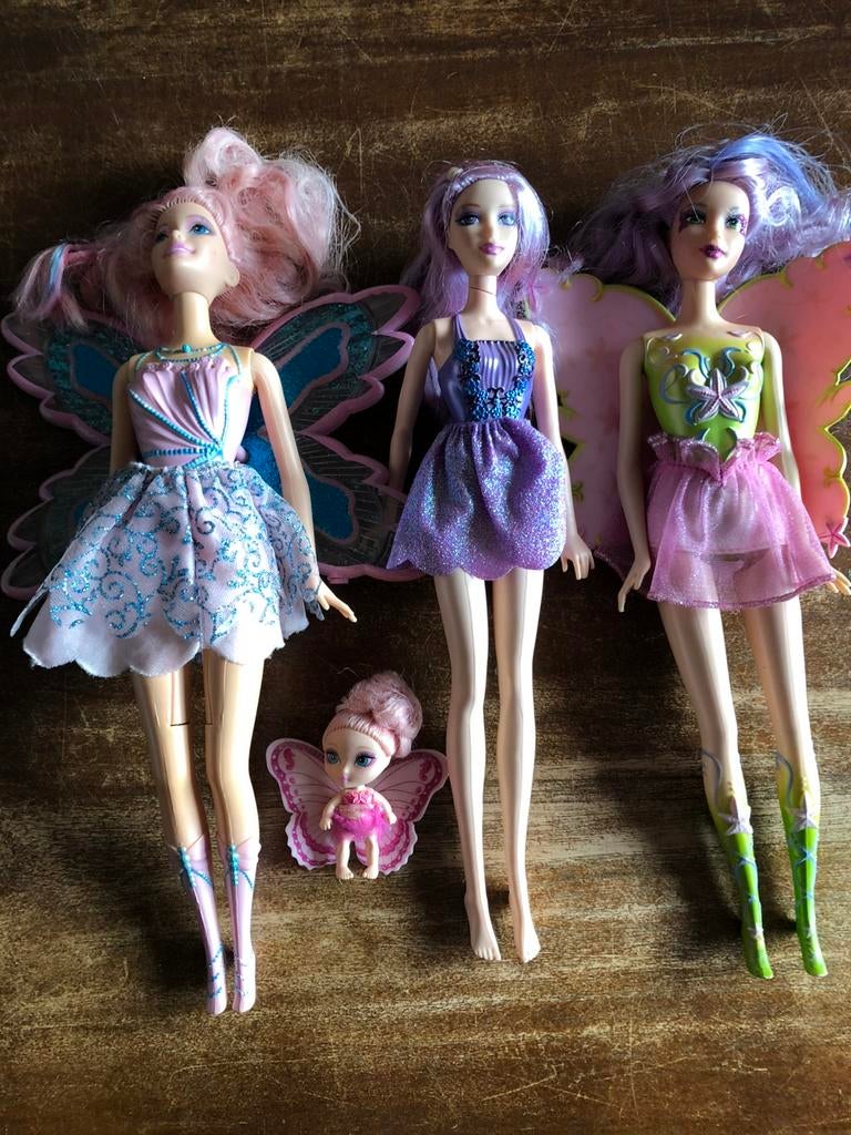 Drie poppen oa met vleugels en een kleintje. Barbie?, Ophalen of Verzenden, Zo goed als nieuw, Barbie