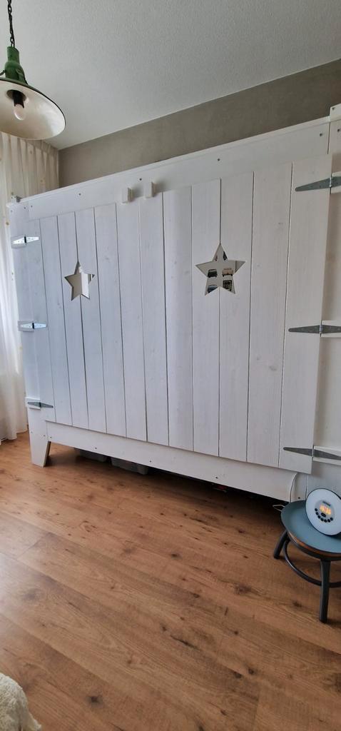 Te koop, houten bed en grote kast, Kinderen en Baby's, Kinderkamer | Bedden, 180 cm of meer, 85 tot 100 cm, Lattenbodem, Matras