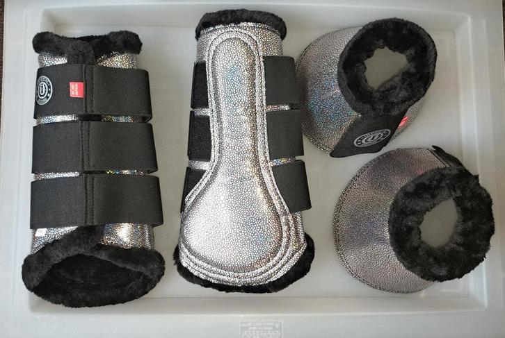 Gave holografische beenbeschermers en springschoenen (NIEUW), Dieren en Toebehoren, Paarden en Pony's | Beschermers, Nieuw, Rijden