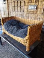 Te koop mooie riten hondenmand, 75cm bij 55cm  op pootjes., Ophalen, Riet