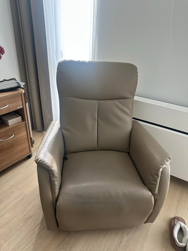 OPHALEN KATWIJK: Beige sta-op-stoel - niet gebruikt, Huis en Inrichting, Fauteuils, Ophalen of Verzenden, Zo goed als nieuw, Stof