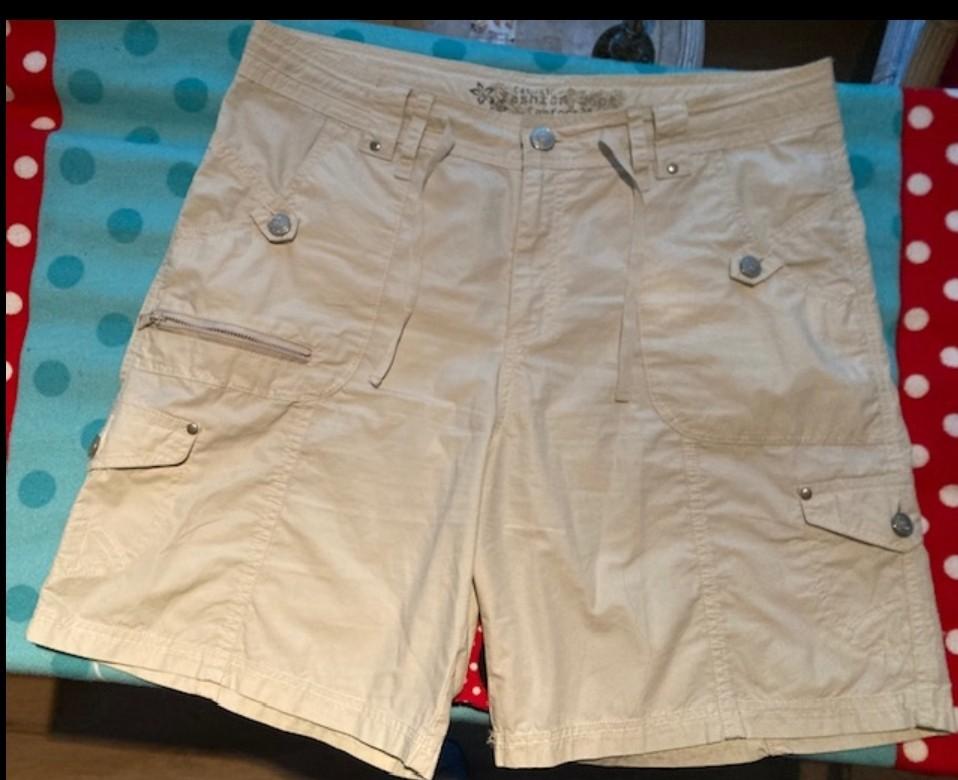 Short, maat 42, V&D en apart shirt iIlussion, maat: XL., Kleding | Dames, Overige Dameskleding, V & D, Ophalen of Verzenden, Zo goed als nieuw