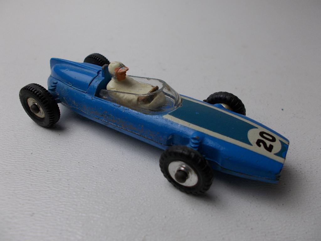 1963 Dinky Toys 240 COOPER FORMULE 1 RACING CAR + DRIVER.