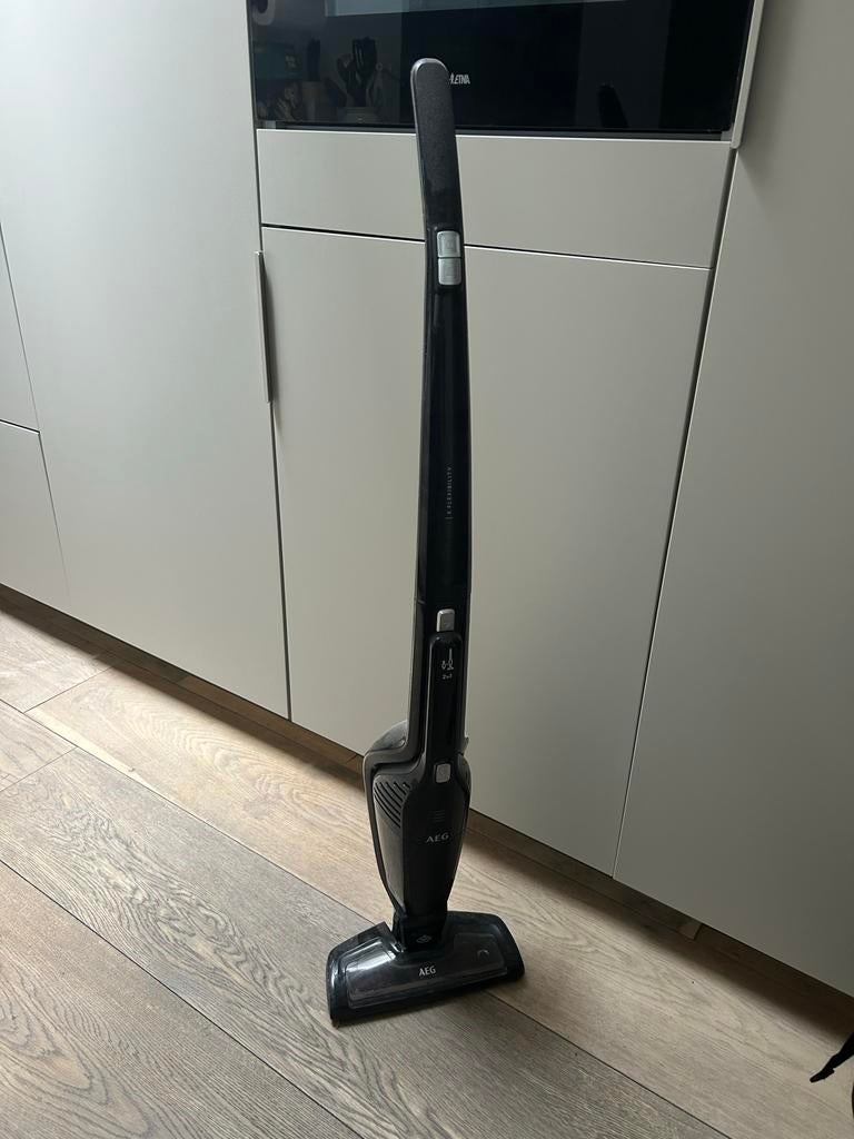 AEG steelstofzuiger met uitneembare kruimeldief, Ophalen of Verzenden, Zo goed als nieuw, Reservoir, Stofzuiger