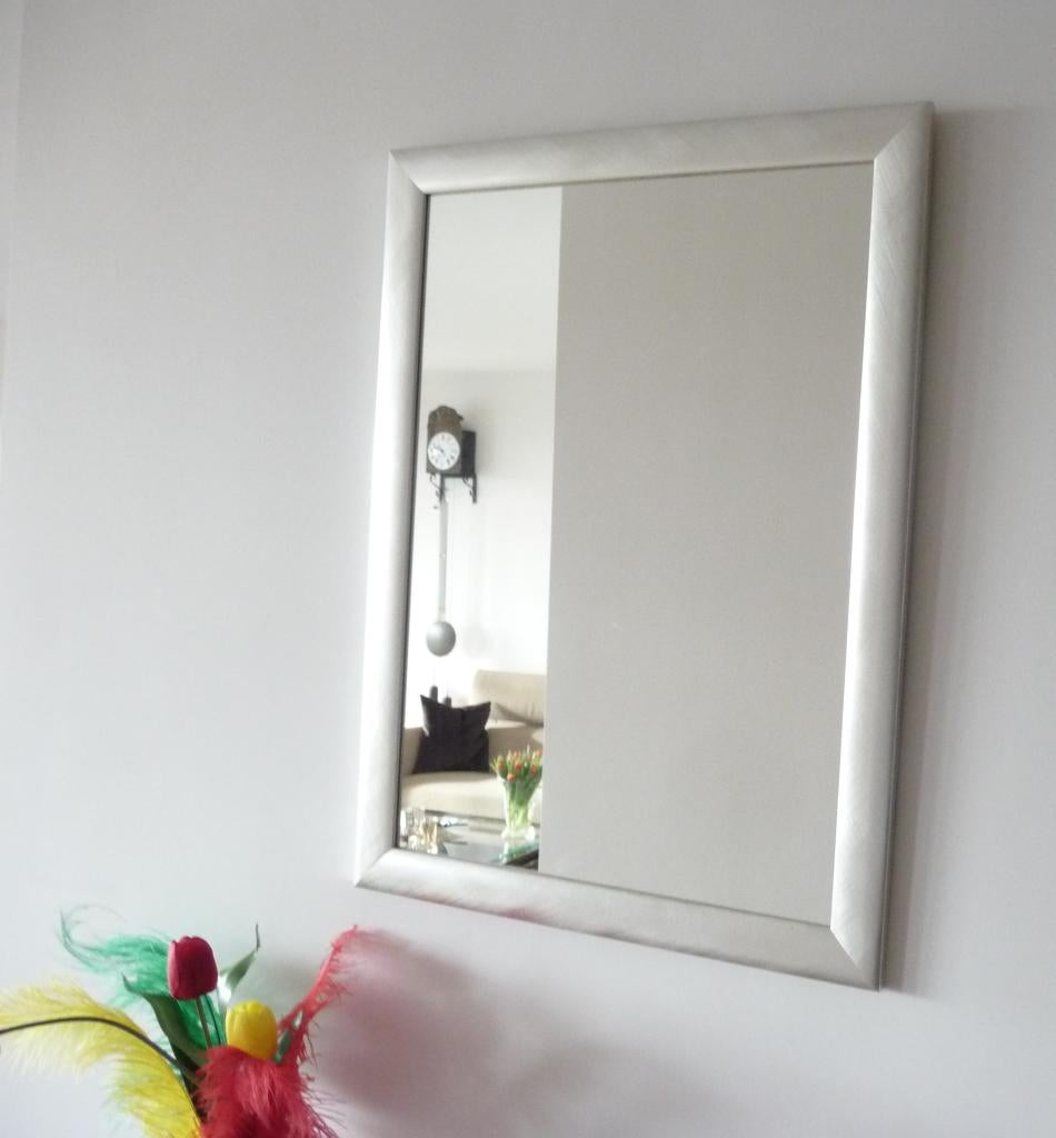 Spiegel 60 X 80 cm met zilverkleurige lijst, Ophalen, Zo goed als nieuw, Minder dan 100 cm, Rechthoekig