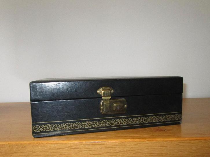 vintage bijouteriedoos 28x20x9cm zwart met rode bekleding, Sieraden, Tassen en Uiterlijk, Beautycases, Gebruikt, Hardcase, Zwart