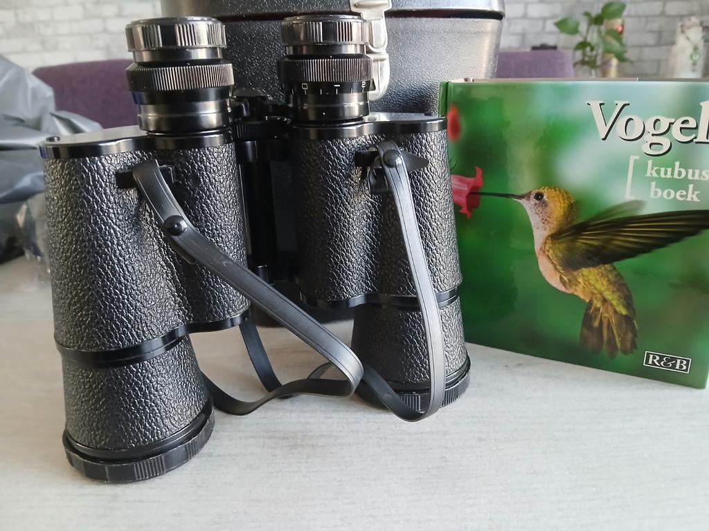 Vintage verrekijker met hoes en vogelboek, Gebruikt, 8 tot 12x, Met hoes of tas, Porro (met knik)