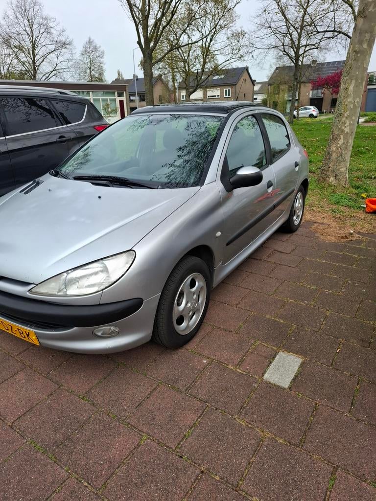 Peugeot 206 1.4 5D 2000 Grijs, Auto's, Peugeot, Voorwielaandrijving, 31 €/maand, 4 cilinders, Elektrische ramen