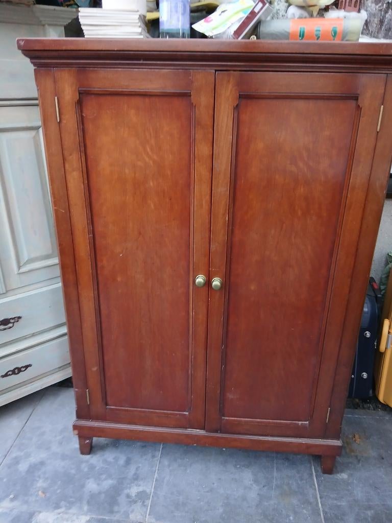 Houten kastje met twee deuren, Ophalen