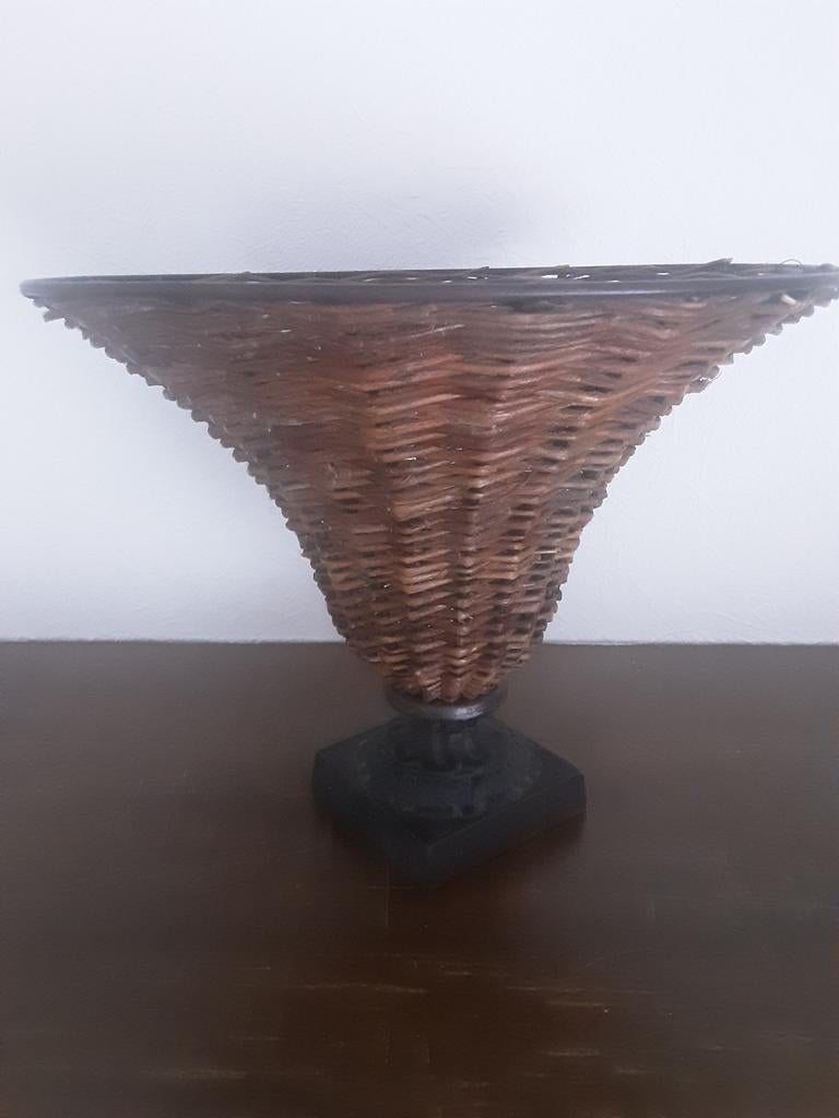 Gietijzeren vaas met rotan/ rieten vlechtwerk., Huis en Inrichting, Overige materialen, Gebruikt, Overige kleuren, Ophalen of Verzenden