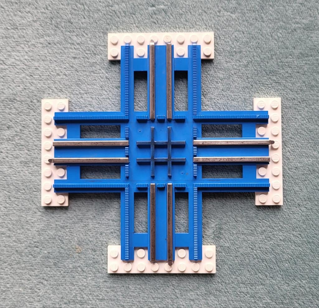 Lego trein 12 Volt blauwe rails kruispunt met witte bielzen., Gebruikt, Lego, Ophalen of Verzenden, Compleet