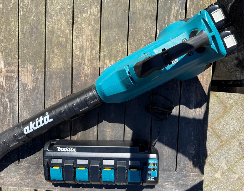 Makita DUB362 Bladblazer met 2x Accu BL1850B en Lader DC18SF, Ophalen of Verzenden, Zo goed als nieuw, Accu, Handgedragen