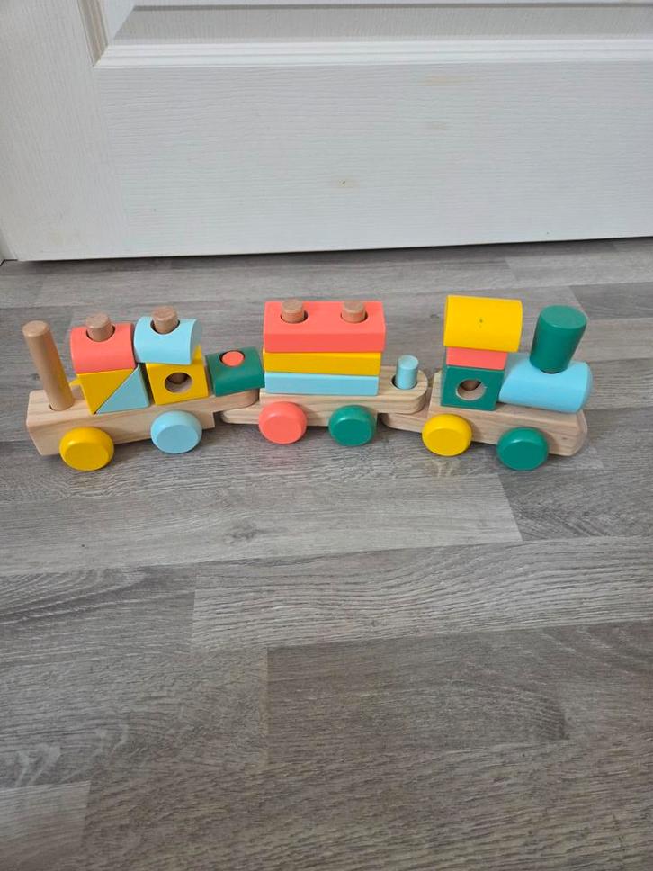 Houten trein Hema - Kleurrijk en educatief speelgoed, Kinderen en Baby's, Speelgoed | Speelgoedvoertuigen, Gebruikt, Ophalen of Verzenden