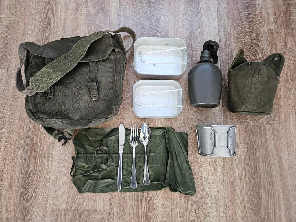 Leger pukkel met veldfles, eetgerei en mestin set, Verzamelen, Militaria | Algemeen, Ophalen of Verzenden, Landmacht, Nederland