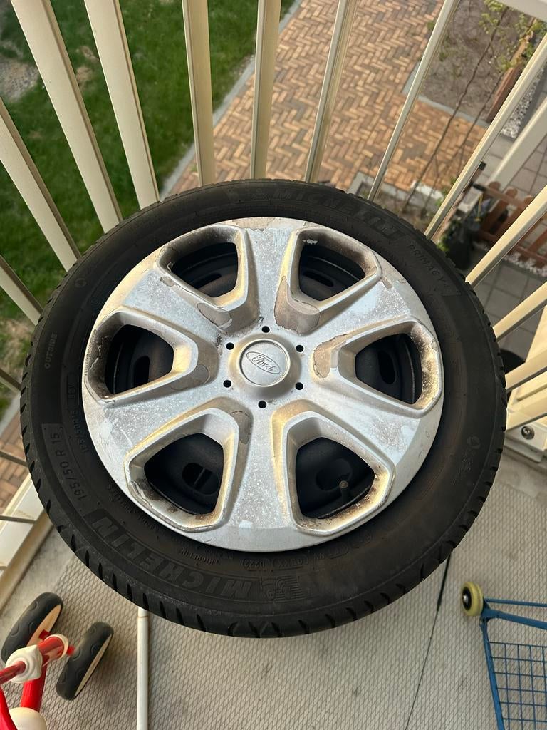 Ford Fiesta banden 2013 (3 stuks, 1 defect), Auto-onderdelen, Banden en Velgen, Ophalen, Gebruikt, Band(en), Personenwagen