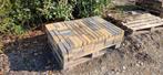 Gratis 2 pallets grijze en gele betonnen klinkers/waaltjes, Ophalen, Gebruikt