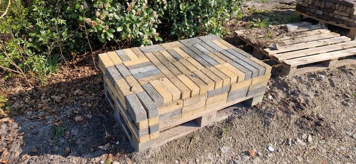 Gratis 2 pallets grijze en gele betonnen klinkers/waaltjes, Spelcomputers en Games, Spelcomputers | Nintendo Consoles | Accessoires