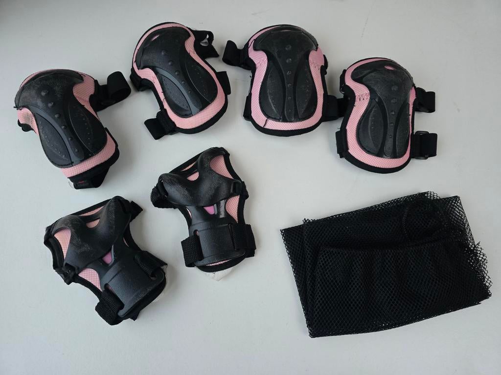 Beschermset skates maat S merk Cougar roze zwart, Kinderen en Baby's, Speelgoed | Buiten | Rolschaatsen, Ophalen of Verzenden