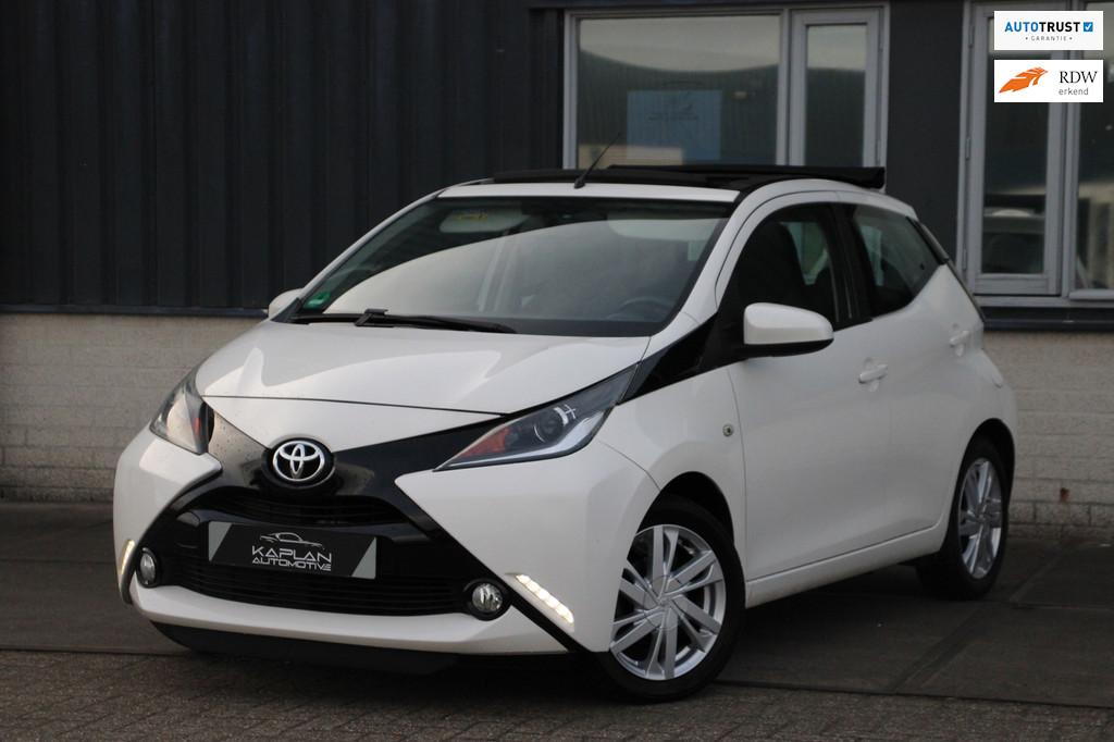Toyota Aygo 1.0 X-Wave Cabrio Cruise H-Leder ParkCam BT Airc, Auto's, Voorwielaandrijving, Gebruikt, Zwart, Start-stop-systeem