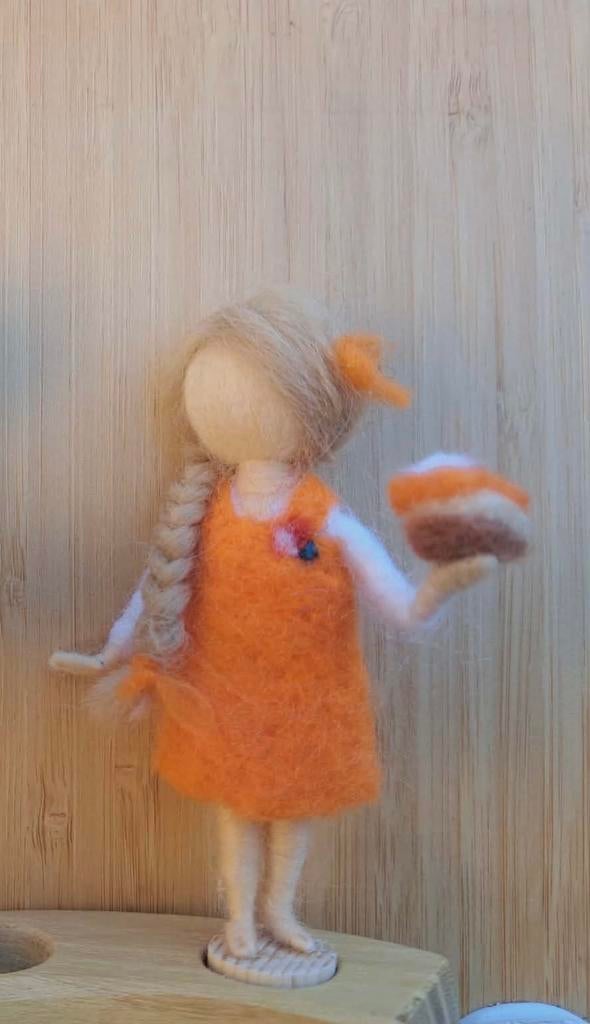 Seizoenstafel/jaarring koningsdag meisjesteker wol naaldvilt, Ophalen of Verzenden, Nieuw, Figuurtje(s)
