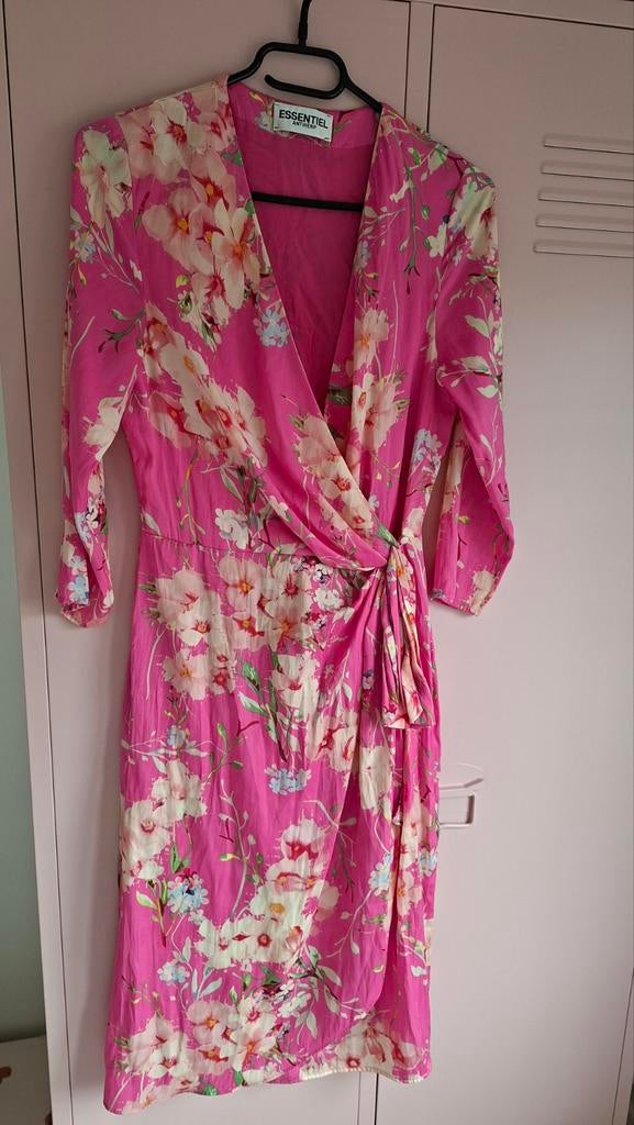 Essentiel Antwerp jurk roze bloemen wikkeljurk, Kleding | Dames, Ophalen of Verzenden