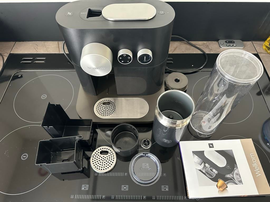 Nespresso Expert & Milk koffiezetapparaat, Gebruikt, Koffiemachine, Ophalen of Verzenden, Koffiepads en cups