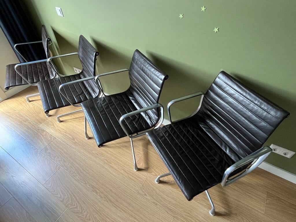 4x Vitra Herman Miller Eames EA108 Bruin Leer, Ophalen, Gebruikt, Bruin, Design