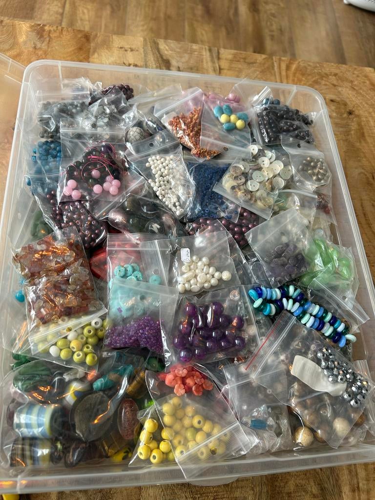Grote collectie kralen met gereedschap, Hobby en Vrije tijd, Kralen en Sieraden maken, Ophalen of Verzenden, Zo goed als nieuw