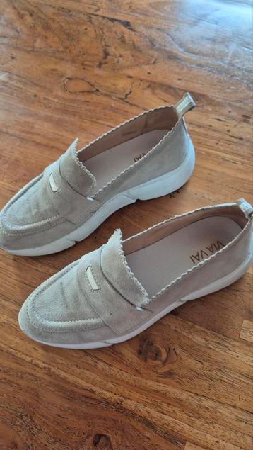 Te koop: VIA VAI instappers/ sneackers, beige suède, maat 40 beschikbaar voor biedingen