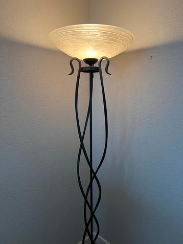 Klassieke staande smeedijzeren Lamp met glazen kap beschikbaar voor biedingen
