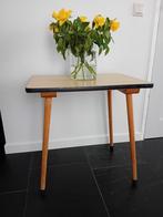 Retro formica tafeltje lichtgeel hout, Ophalen, Gebruikt, 50 tot 100 cm, 25 tot 50 cm