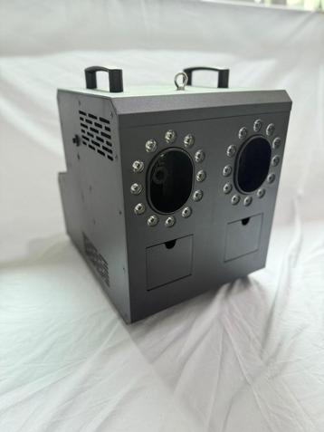 DJLicht 2000W Rook en Bellenblaasmachine met 2 wielen LEDS beschikbaar voor biedingen