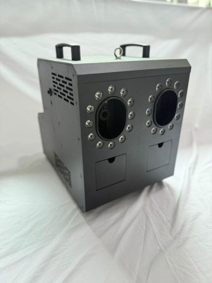 DJLicht 2000W Rook en Bellenblaasmachine met 2 wielen LEDS, Muziek en Instrumenten, Licht en Laser, Nieuw, Rookmachine, Geluidgestuurd
