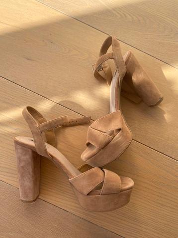 Suede hoge hakken maat 38 zand/beige kleur beschikbaar voor biedingen
