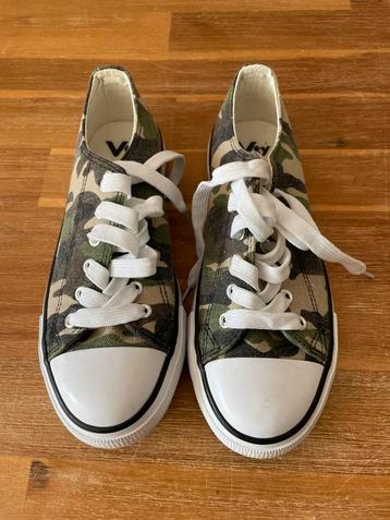 Camouflage sneakers beschikbaar voor biedingen
