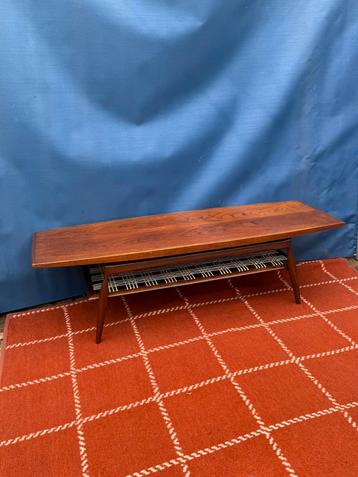 Vintage Louis van Teeffelen salontafel met rotan blad. beschikbaar voor biedingen