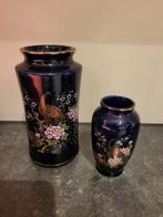 Kobaltblauwe japanse vazen met pauwen en bloesem, Antiek en Kunst, Ophalen of Verzenden