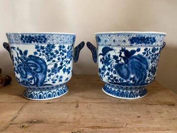 2 identieke blauw witte bloempotten beschikbaar voor biedingen